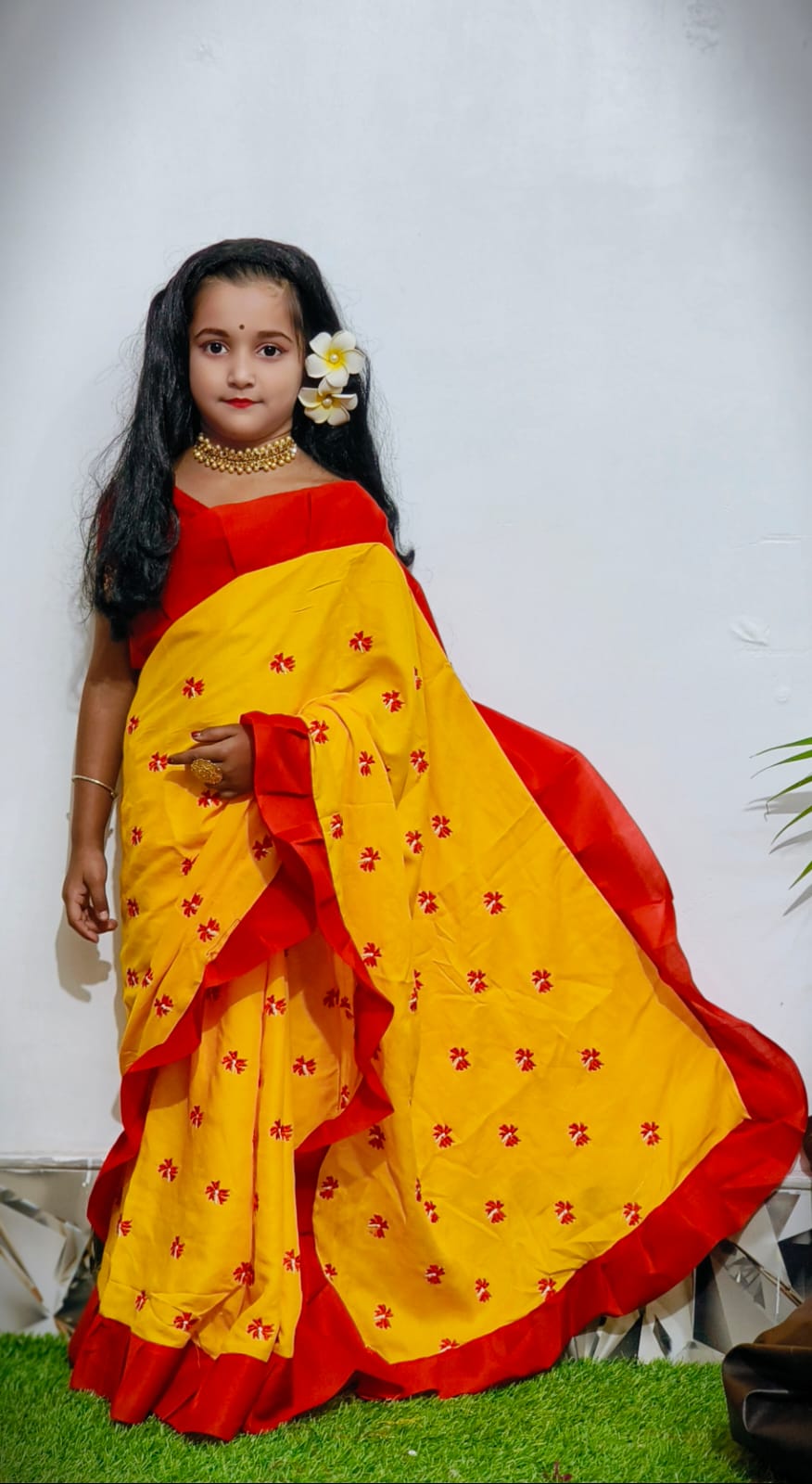 এক্সক্লুসিভ সরস্বতী পূজার স্পেসিয়াল এমব্রয়ডারি কাজের শুলি বাচ্চাদের শাড়ি