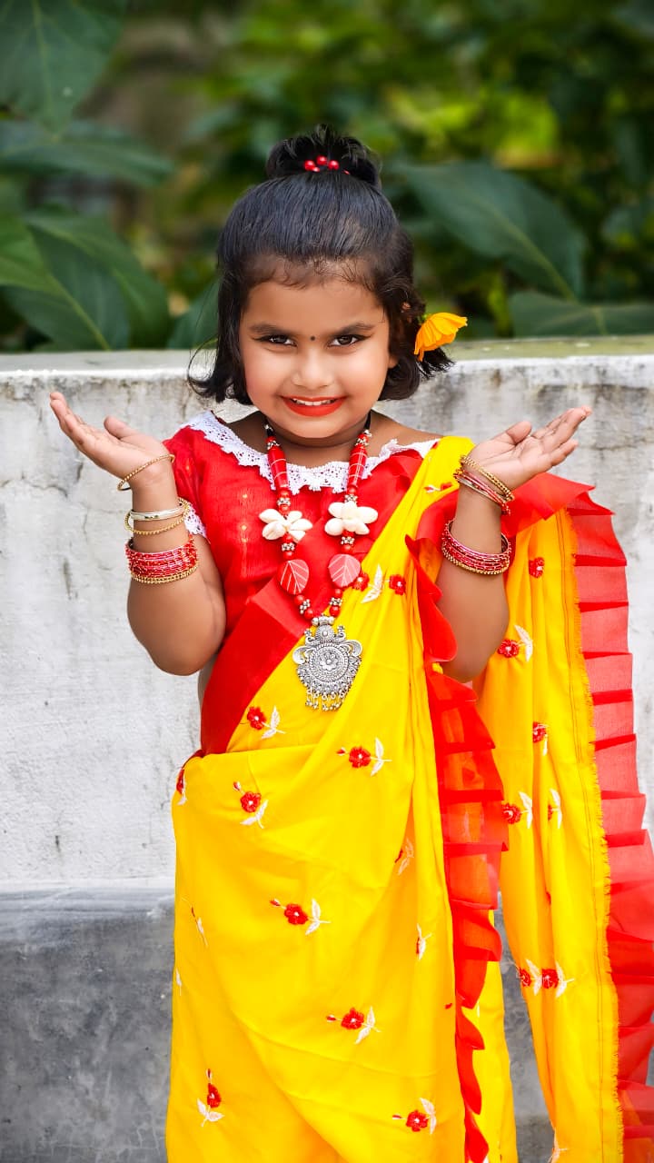 এক্সক্লুসিভ প্রিমিয়াম কোয়ালিটির বাচ্চাদের ঢাকাই জামদানি শাড়ি – হলুদ এবং লাল 